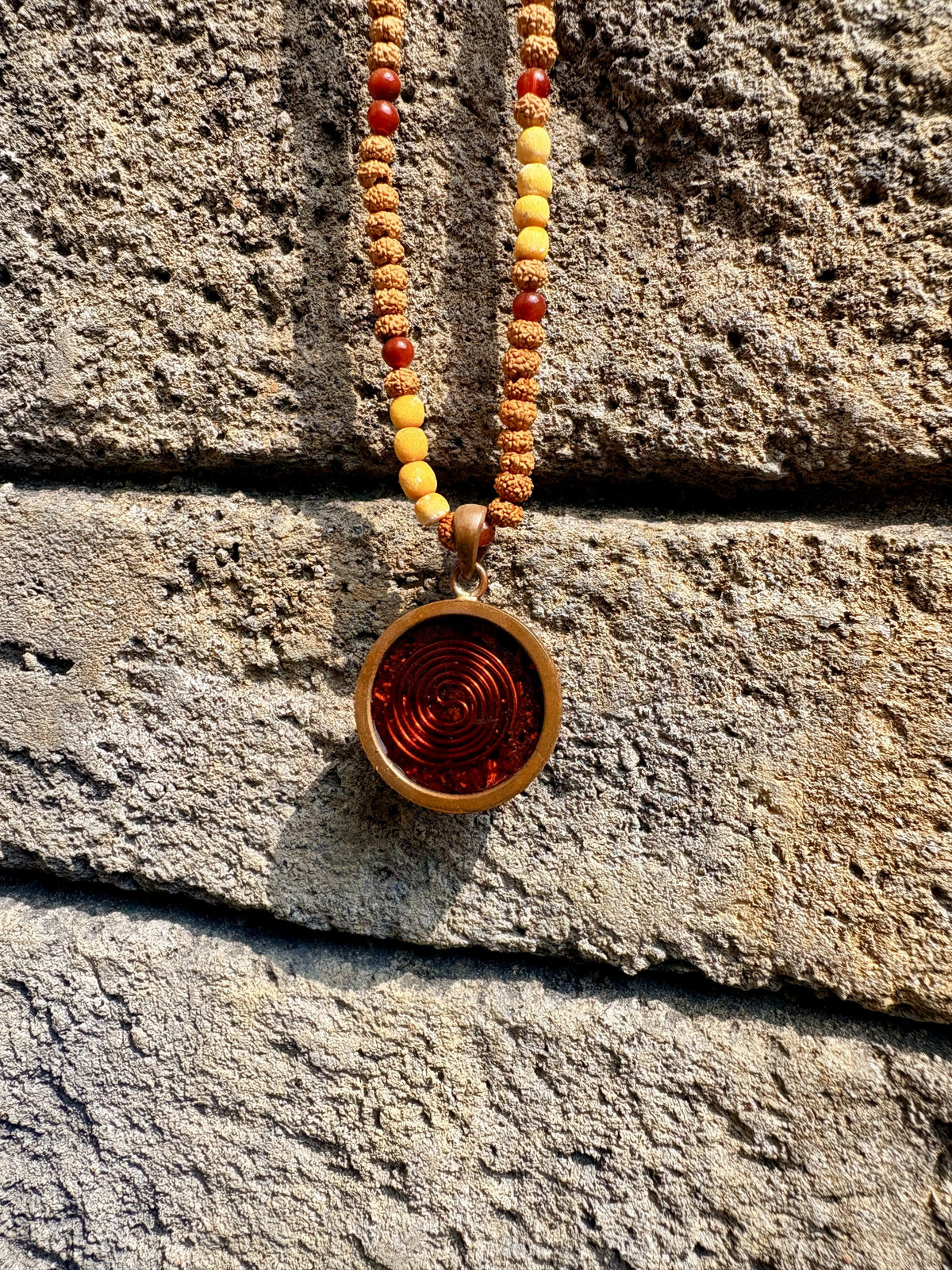 Mini Omkara Mala Anhänger | Roter Jaspis & Kupferrahmen Om-Symbol | Wurzelchakra-Hingabe, Erdung & Heiliger Klang | Tragbarer Orgonit an Rudraksha-Mala