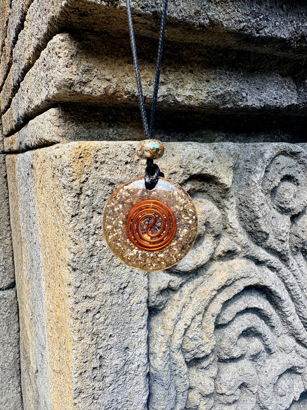 Seed of Life Erdungs-Anhänger | Roter Jaspis, roter Granat & Goldene Lebensblume | Tiefe Erdung, Wurzelchakra-Kraft & heilige Erdverbindung | Tragbarer Orgonit