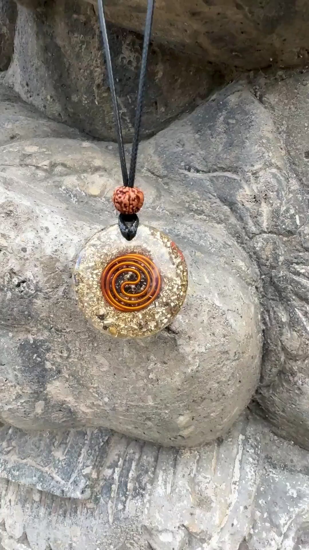 Bali Omkara Anhänger | Sieben Chakra-Steine & goldenes Om-Symbol | Chakra-Ausgleich, Stärkung & göttliche Ausrichtung | Tragbarer Orgonit