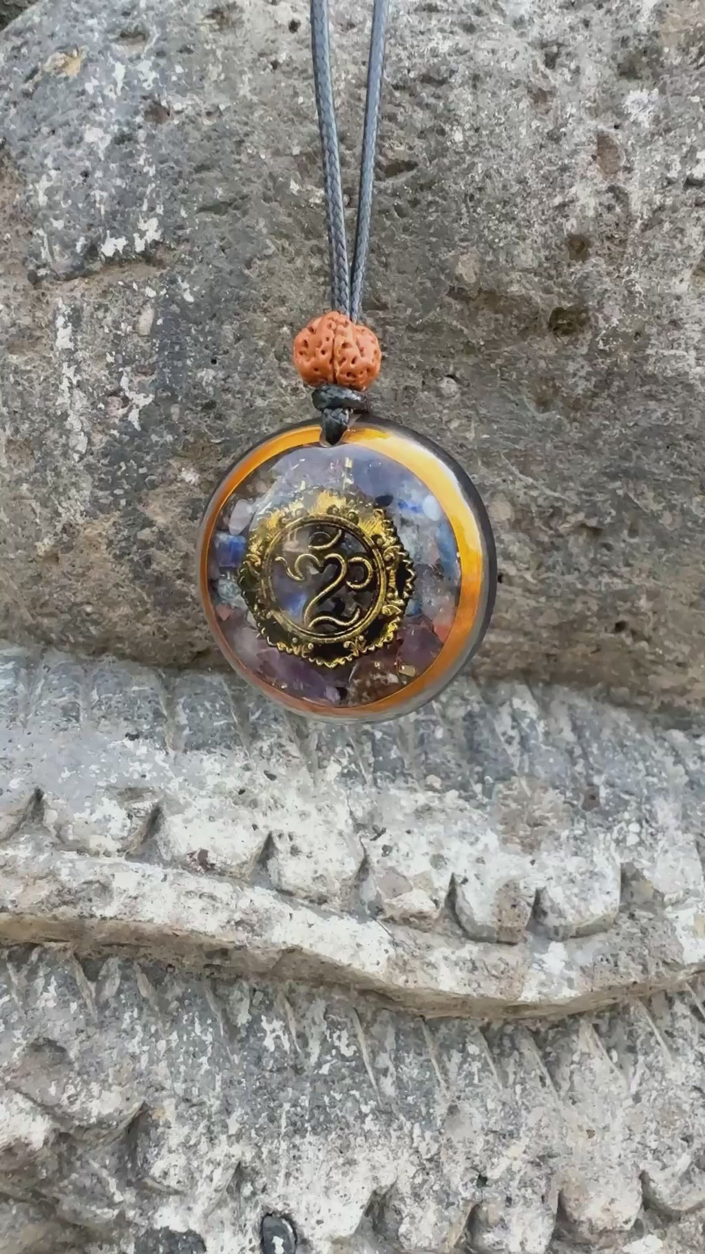 Bali Omkara Anhänger | Vollständige Chakra-Steinmatrix, Kupferdraht & goldenes Om-Symbol | Kronen- & Drittes-Auge-Aktivierung, heiliger Klang & vollständige Chakra-Ausrichtung | Tragbarer Orgonit