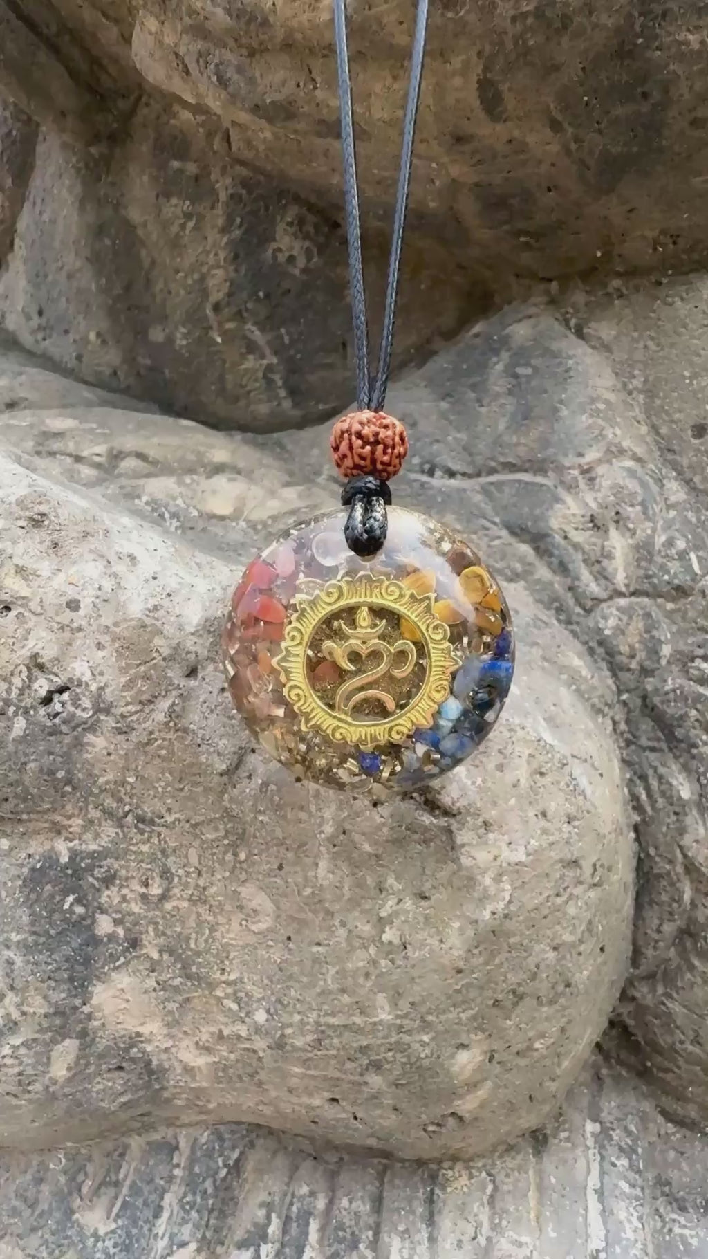 Bali Omkara Anhänger | Sieben Chakra-Steine & goldenes Om-Symbol | Chakra-Ausgleich, Stärkung & göttliche Ausrichtung | Tragbarer Orgonit
