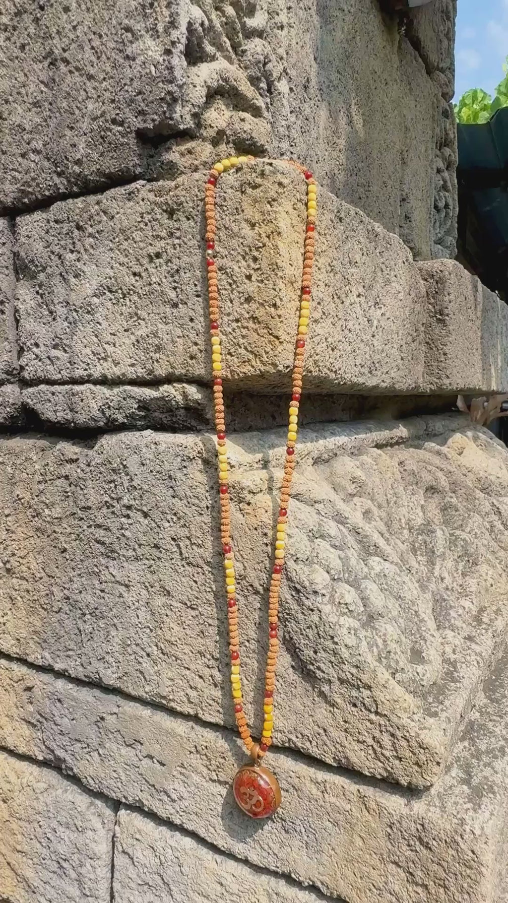 Mini Omkara Mala Anhänger | Roter Jaspis & Kupferrahmen Om-Symbol | Wurzelchakra-Hingabe, Erdung & Heiliger Klang | Tragbarer Orgonit an Rudraksha-Mala