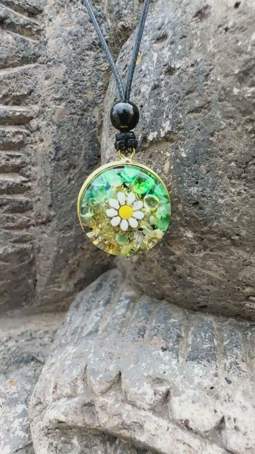 Mini-Daisy-Anhänger mit Gelbmessing | Aventurin, Citrin, Tigerauge & Karneol | Weiß emailliertes Gänseblümchen | Innerer Frieden, Klarheit & Heilige Weisheit | Tragbarer Orgonit